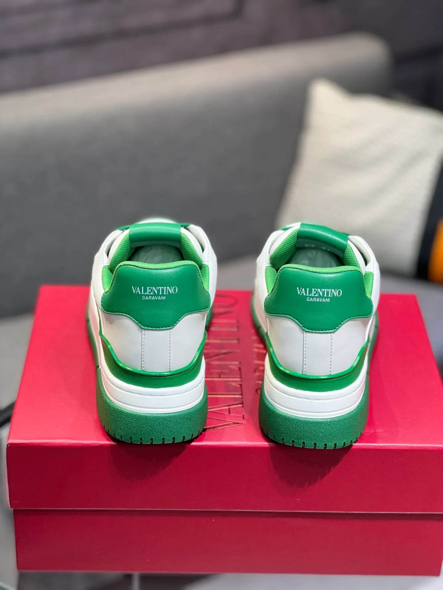 Men's Men's Shoes 💰660 Valentino 2023 early autumn new star shoes are now online! Wang Hedi and Ren Jialun have been worn by many celebrities. Who can refuse the same couple shoes as Wang Hedi! The design of Stars Stab My Heart is cool and spicy. The material of the shoes is cowhide, and every color is beautiful! Size 35-40, men’s size 39-44 (women’s 41, men’s 38, 45🉑️customized)